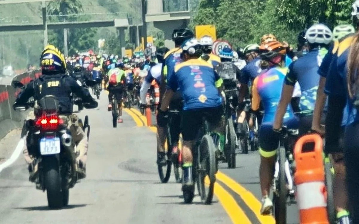 Policiais rodoviários federais participam de passeio ciclístico em Magé e Guapimirim