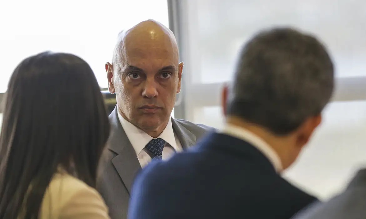 Bolsonaro pede afastamento de Moraes de inquérito sobre golpe