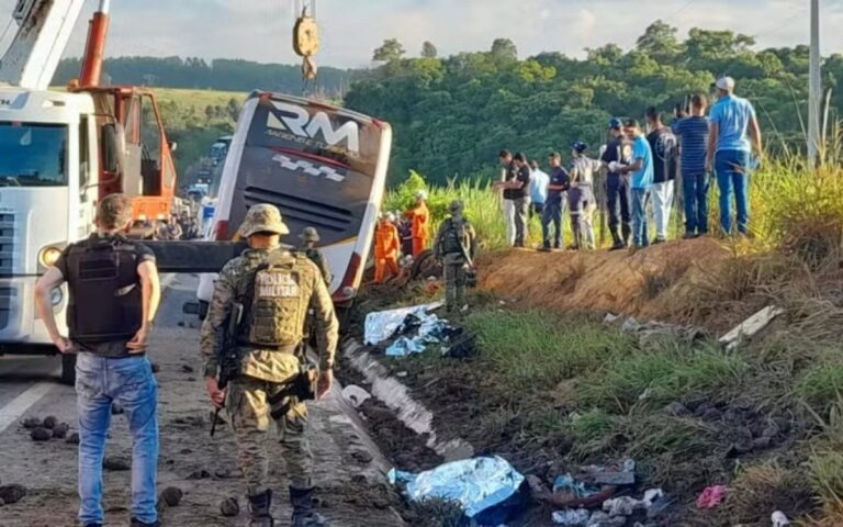 Acidente com ônibus turístico do Rio deixa nove mortos e 23 feridos na Bahia