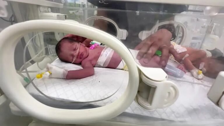 Bebê em Gaza é salvo do útero da mãe morta em ataque israelense