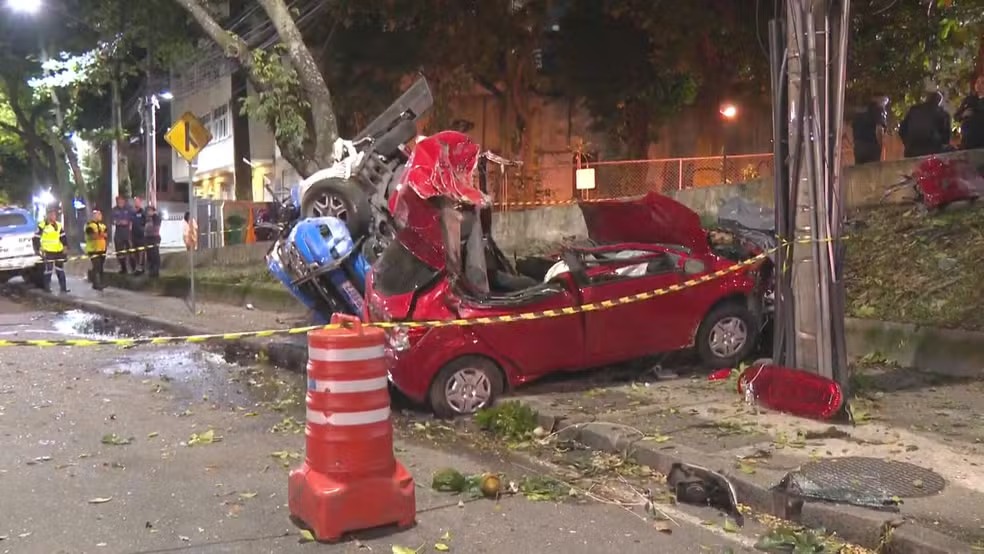 Perseguição policial deixa 4 mortos no Rio; carro e viatura capotaram