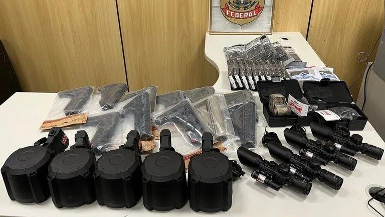 Dupla é presa ao tentar retirar acessórios para armas em agência dos Correios no Rio