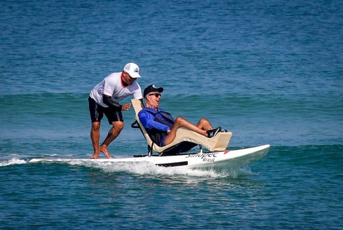 Projeto social leva surfe adaptado para pessoas com deficiência no Recreio