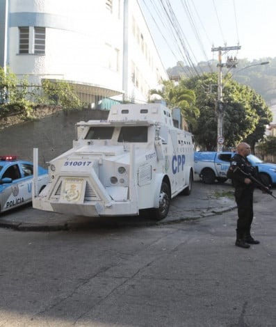 Após mortes de criança e entregador, Morro dos Macacos tem policiamento reforçado