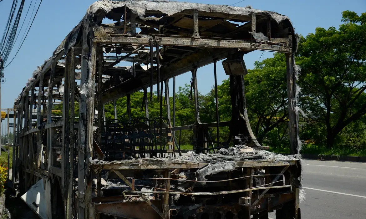 Fogo em ônibus virou modus operandi do crime no Rio, diz pesquisadora