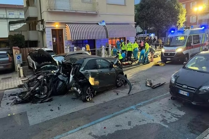 Brasileira avança sinais, atropela sete e mata duas turistas na Itália